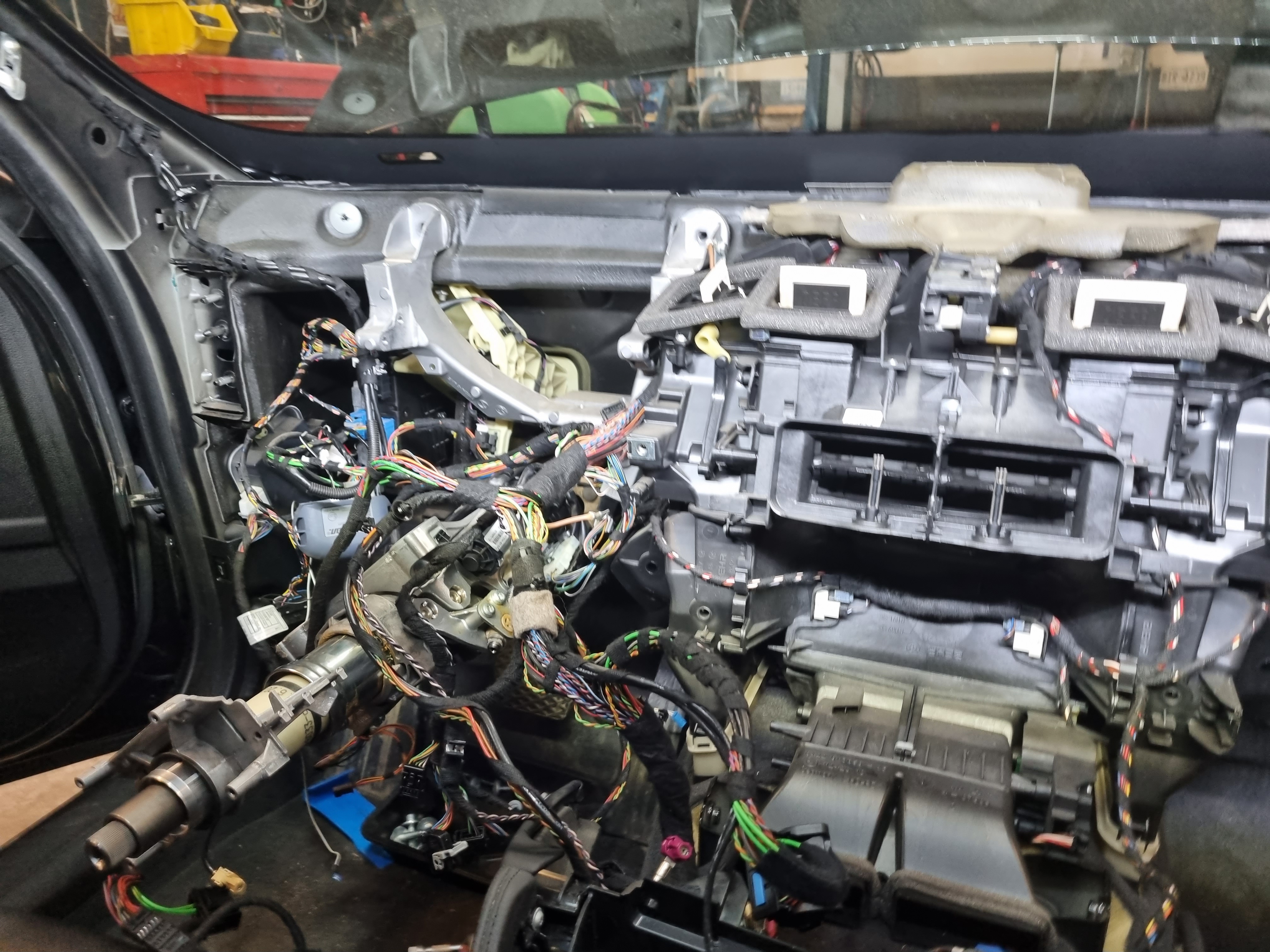 Montaż parownika w klimatyzacji samochodu Skawina