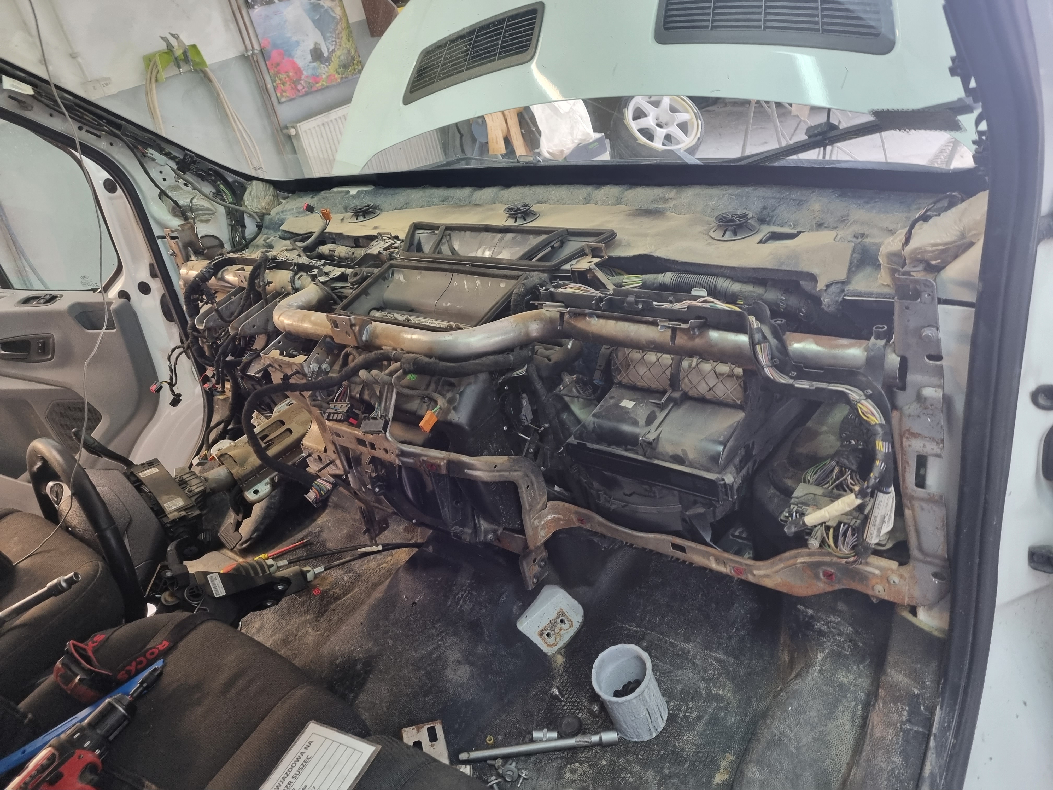 Demontaż deski rozdzielczej podczas wymiany parownika