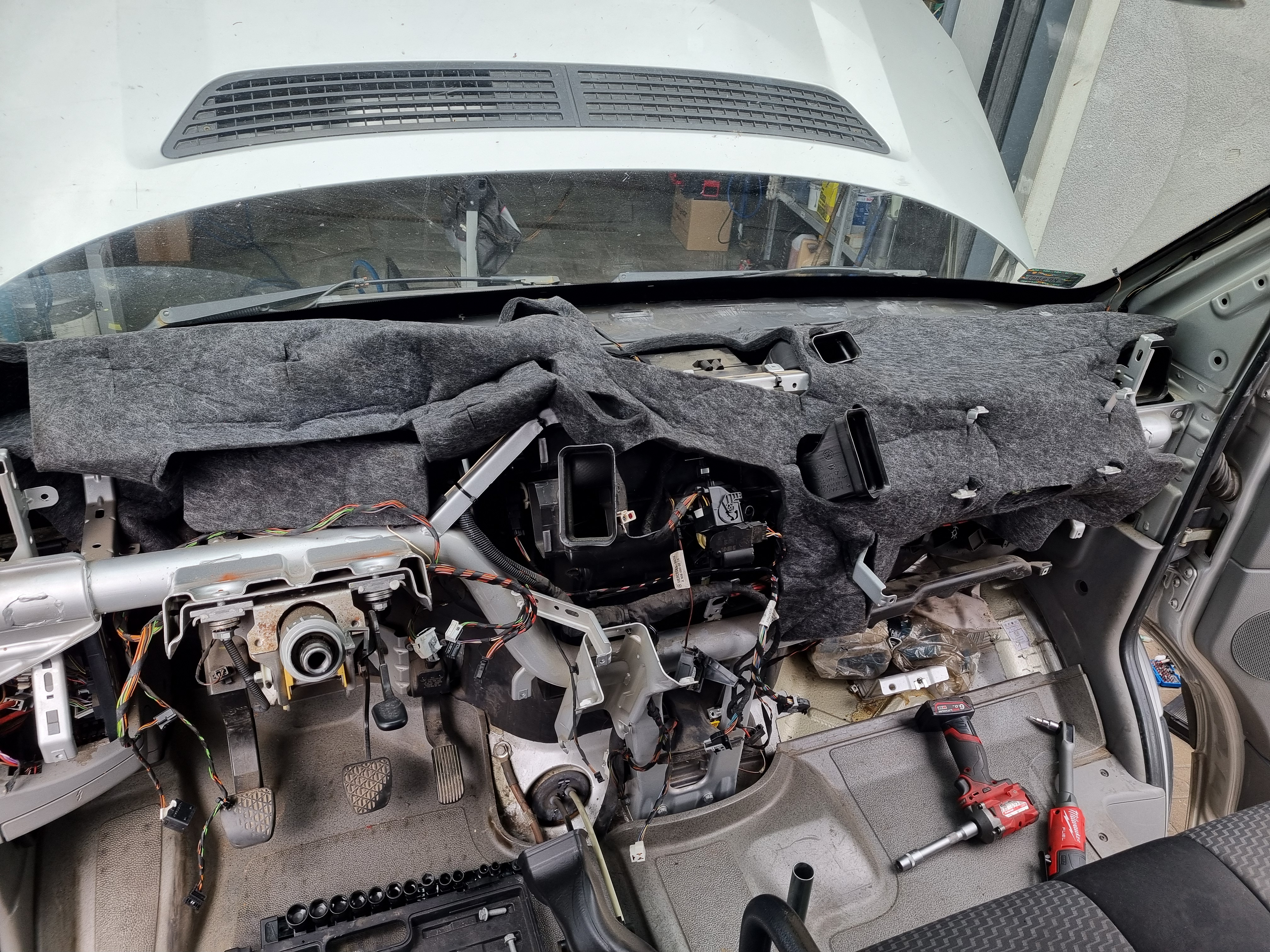 Demontaż wnętrza pojazdu do wymiany parownika Skawina